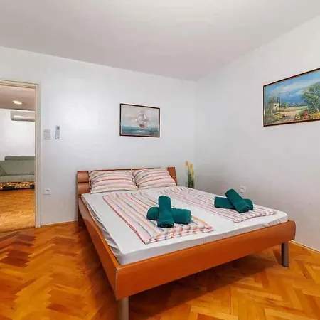 Appartement In 51468 Crikvenica