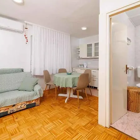 Appartement In 51468 Crikvenica