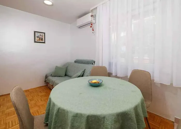 Apartman In 51468 Crikvenica